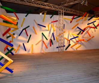 Mikado im Quadrat 2012. 89 in die Wand eingelassene quadratische Plexiglasstäbe 8 meter X 3 meter